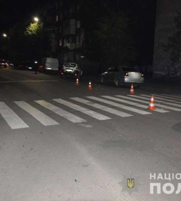 У Луцьку водійка Mercedes в’їхала у припарковану Audi та втекла з місця ДТП