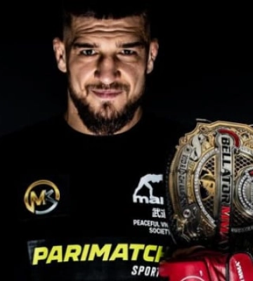 Амосов захистив титул чемпіона Bellator, здолавши Сторлі одноголосним рішенням суддів