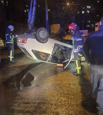 У Дніпрі на Космонавтів перекинувся легковий автомобіль