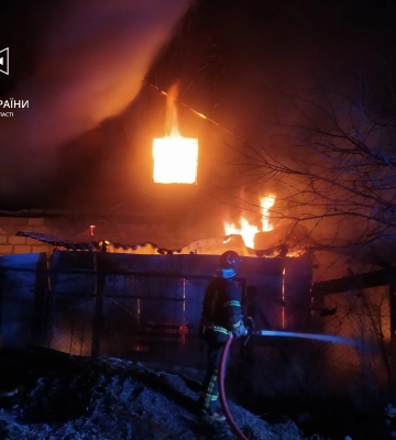 Уночі горів двоповерховий садівничий будинок у Львівському районі