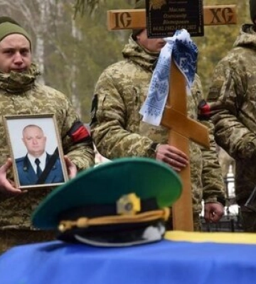 Із прикордонником Олександром Маслаком, який загинув у березні минулого року, захищаючи Маріуполь, попрощалися на Сумщині. ФОТОрепортаж