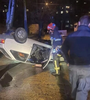 В Днепре в результате ДТП перевернулся автомобиль