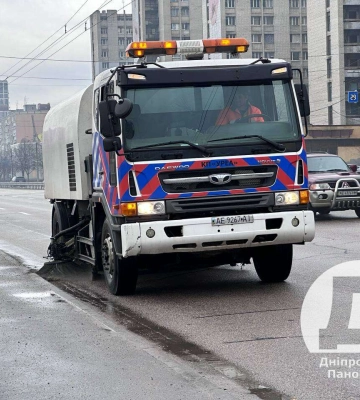 У Дніпрі розпочали механізоване підмітання автошляхів 