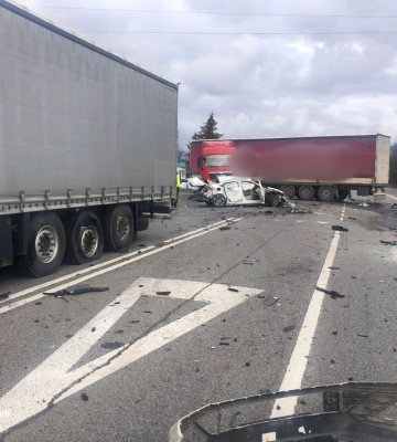 Неподалік Львова зіткнулися дві вантажівки та авто: є травмовані