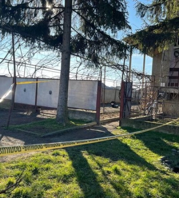 Зв’язаний з примотаною гирею: На Закарпатті тіло чоловіка знайшли у каналізаційному колодязі