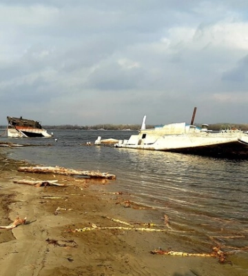 Через зниження рівня води видно затонулу баржу біля Запоріжжя: фото