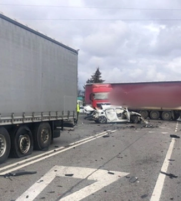 Серйозна ДТП за участю двох вантажівок і легковика: рух ускладнено