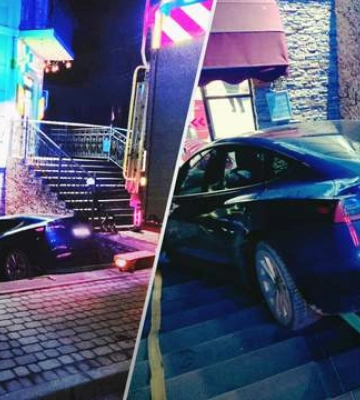 Парковалась возле магазина: водитель Tesla наехала на пешеходов в Коломые, одна женщина погибла