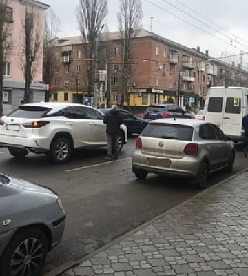 У Кривому Розі на проспекті Гагаріна сталося ДТП за участю марштурки