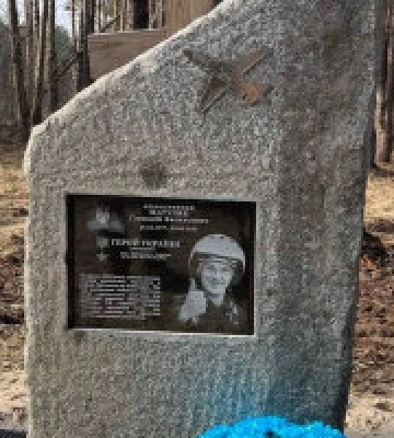 Поблизу Гостомеля встановили пам’ятник на місці загибелі захисника неба над Києвом 