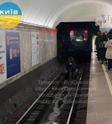 У Києві дівчина стрибнула на рейки у метро