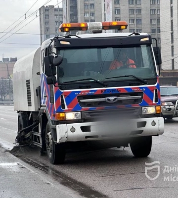 Дніпро піклується: місто готують до весни та дбають про безпеку громадян у темний час доби