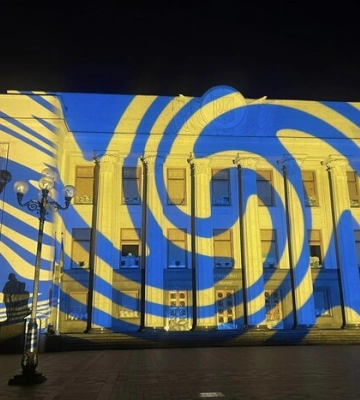 Митець зі Швейцарії підсвітив будівлю Ради до річниці вторгнення 