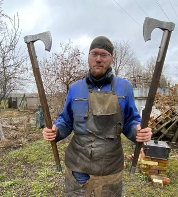 Колишній військовий з Волині виготовляє патріотичні сокири для побратимів