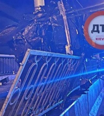 У Києві авто &quot;намоталося&quot; на стовп: фото та відео жахливого ДТП