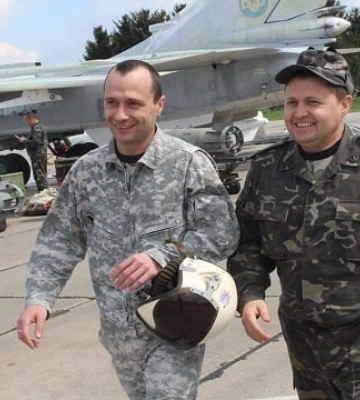 Зеленський посмертно присвоїв Героя України пілоту, який у березні захищав Ізюм