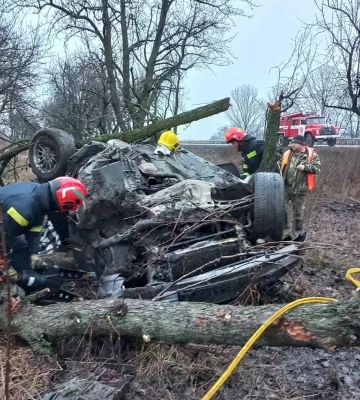 У Новомосковському районі «BMW» злетів з дороги та перекинувся: водія діставали рятувальники