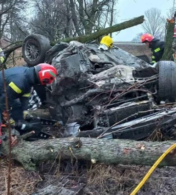 Під Дніпром водій на BMW врізався в дерево: двоє постраждалих