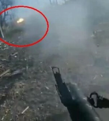 Украинский военный попадает из гранатомета во вражеский танк во время боя в Бахмуте. ВИДЕО