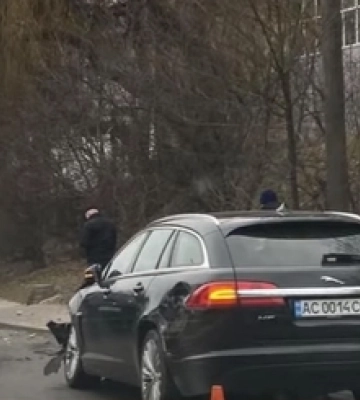 У Луцьку – ДТП: Jaguar «наздогнав» Skoda 