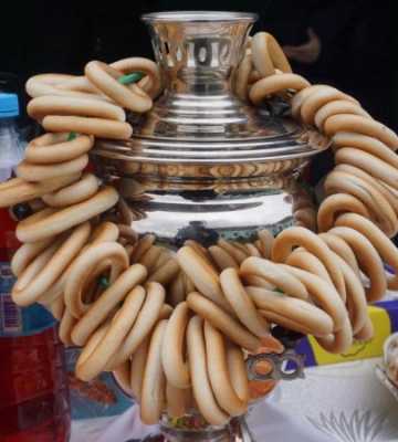 На Волині церква московського патріархату святкувала «масляну» з самоваром і бубликами