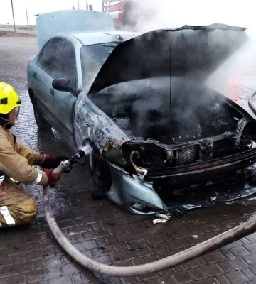 У Миргородському районі рятувальники загасили пожежу в автівці