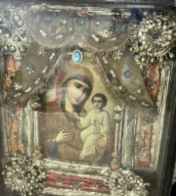 Святиня під виглядом фурнітури: столичні митники запобігли спробі пересилання за кордон старовинної ікони