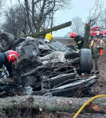 У Новомосковському районі «BMW» злетів з дороги та перекинувся: водія діставали рятувальники