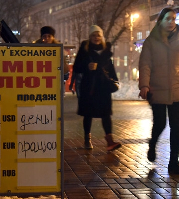 Гривня зміцнюється, долар та євро дешевшають: курс валют на 27 лютого від НБУ, в банках, на &quot;чорному&quot; ринку, в обмінниках