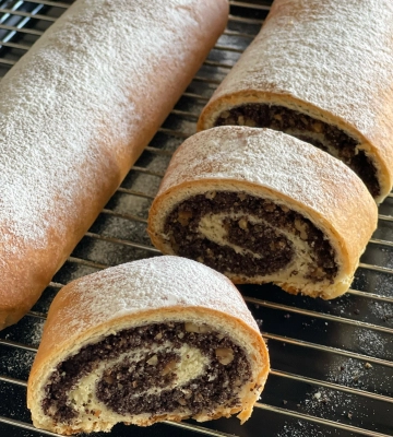 Вкуснейший рулет с маком и орехами: подробный рецепт