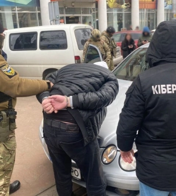 Наживався на війні: поліція спіймала зловмисника, який продавав військовим неіснуючі пікапи