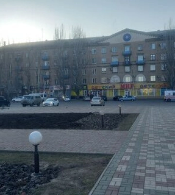 Активисты &quot;Желтой ленты&quot; расклеили патриотические открытки в оккупированном Мелитополе. ФОТОрепортаж