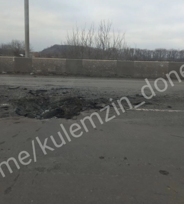 У Донецьку — «приліт» у дім та міст, згоріли два авто. Відомо про шість поранених