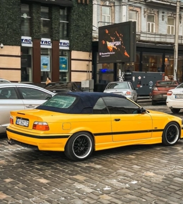 У Києві помітили раритетний BMW 1990-х років (Фото)