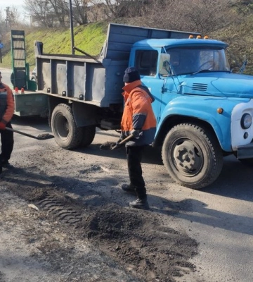 У Луцьку розпочали аварійний ямковий ремонт доріг