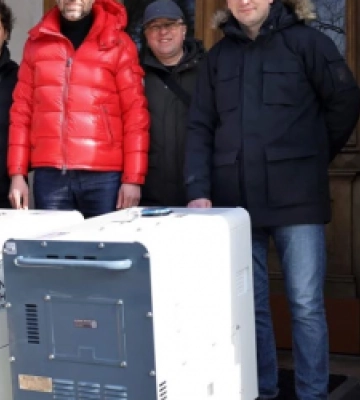Благодійники привезли на Львівщину ще три генератори для військових