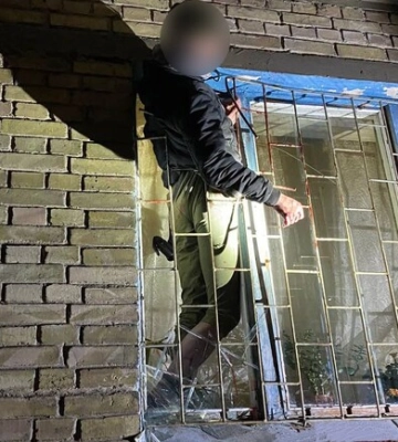 Киянин застряг у вікні під час спроби проникнути у квартиру