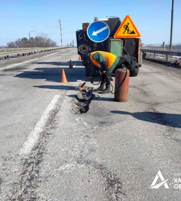 Дорожники Харківщини взялися латати ями після зими 