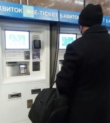 На станціях Київського метрополітену тимчасово не працюють комплекси самообслуговування: як сплатити за проїзд