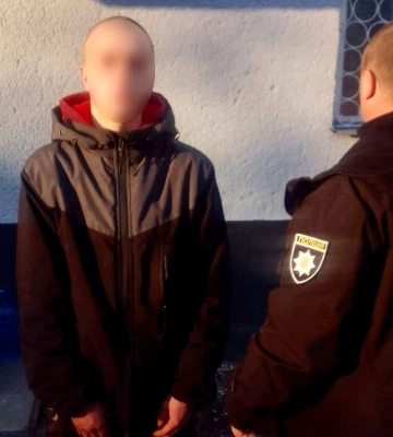 У Рахові поліція розшукала юнака, який пошкодив алею сакур на одній із вулиць міста