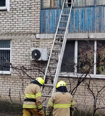 У Криворізькому районі рятувальники допомогли жінці, яку дитина замкнула на балконі
