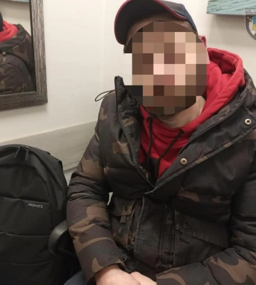 Оновити гардероб не вдалося: у торговому центрі Рівного чоловіка спіймали на крадіжці