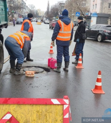 У Кременчуці встановлюють люки, які не по зубам крадіям