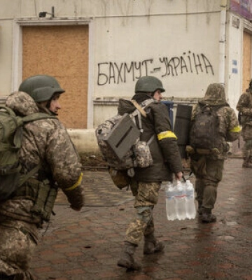 Рішення про відведення військ від Бахмуту наразі не ухвалювалося, - Череватий