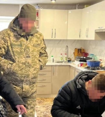 Переправляли ухилянтів за кордон: у Києві затримали експрацівника військомату і його сина