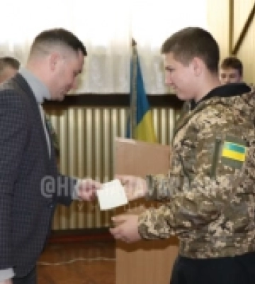 У Вараші юнакам урочисто вручили перші військові документи. ФОТО