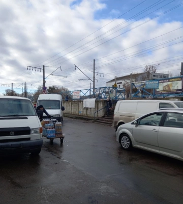 У Рівному муніципали взялись за горе-паркувальнкиів на ринку Дикого