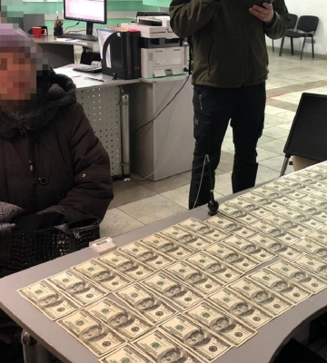 До $7000 за справку: экс-сотрудник военкомата в Киеве наладил схему подделки документов для выезда мужчин за границу