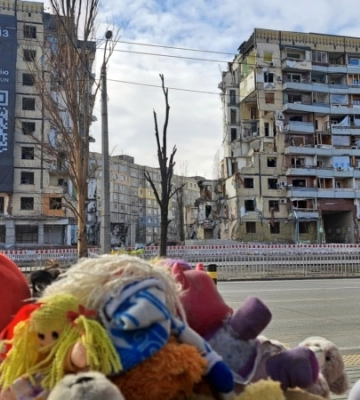 На будинку в Дніпрі, куди влучила російська ракета, повісили банер із закликом виключити РФ з ООН