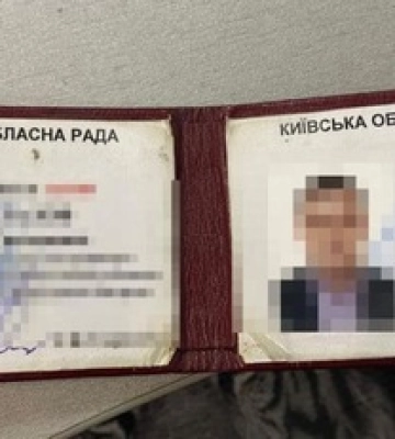 В Києві екс-працівник воєнкомата організував схему незаконного виїзду чоловіка за кордон: фото